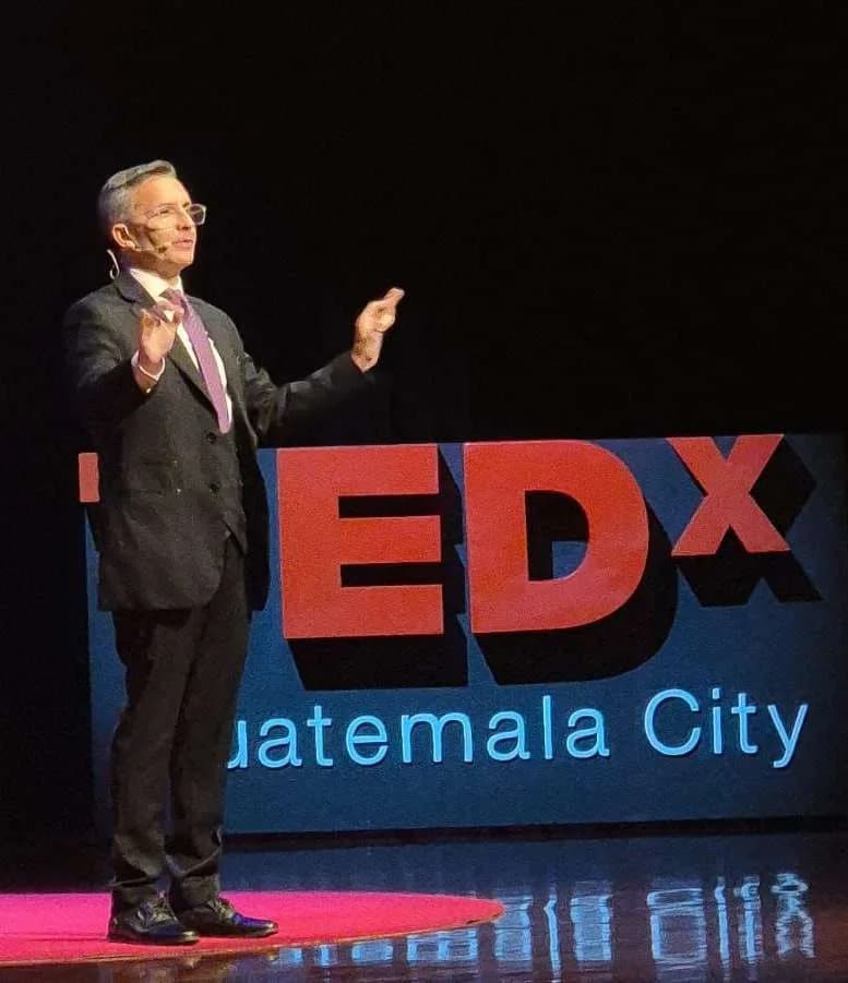 Diego Minevitz hablando en el escenario de TEDx Guatemala City.